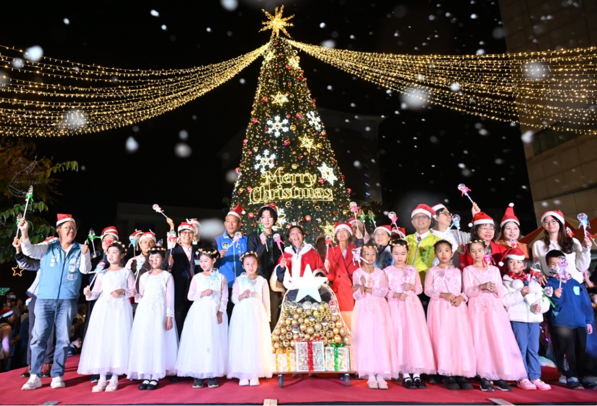 10公尺夢幻聖誕樹點亮彰化夜空 「2025愛在彰化聖誕嘉年華」夢幻登場